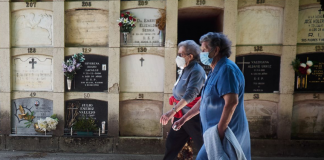 Una familia se queda sin entierro por falta de nichos en el cementerio