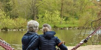 dos mujeres se disfrazan de ancianas