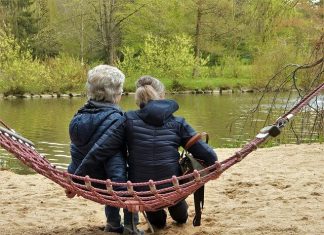 dos mujeres se disfrazan de ancianas