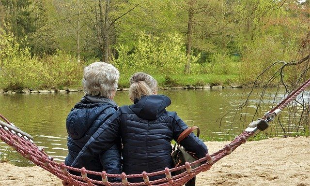 Un hombre comete ocho robos con violencia a mujeres de avanzada edad mediante el método del tirón dos mujeres se disfrazan de ancianas