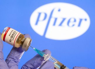 Un frasco de la vacuna de Pfizer. Reuters