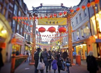 Regresa la polémica del Chinatown de Valencia: ¿Qué pasará con los arcos orientales?