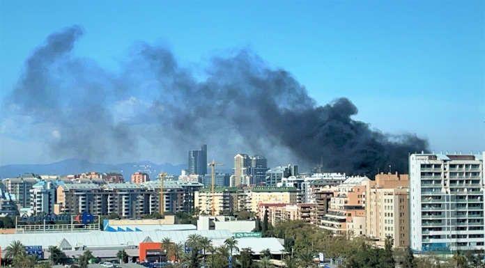 Un okupa incendia intencionadamente una vivienda en Campanar Una columna de humo se levanta sobre Campanar con un espectacular incendio