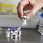 ¿Cómo afectará mezclar las vacunas de AstraZeneca y Pfizer?