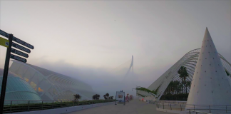 Valencia desaparece bajo un manto de niebla