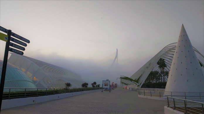 Valencia desaparece bajo un manto de niebla