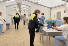 La campanya de vacunació augmenta a 350 vacunats per hora Agentes de la Policía Local de Valencia en el hospital de campaña para proceder a la vacunación contra el coronavirus. / PLV