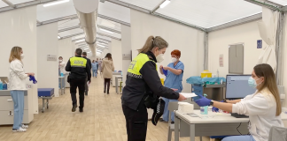 Agentes de la Policía Local de Valencia en el hospital de campaña para proceder a la vacunación contra el coronavirus. / PLV