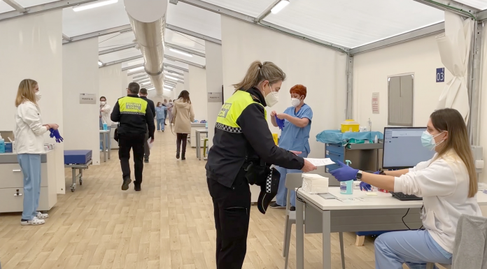 La provincia de Valencia supera el millón de dosis de vacuna contra la COVID-19 Agentes de la Policía Local de Valencia en el hospital de campaña para proceder a la vacunación contra el coronavirus. / PLV