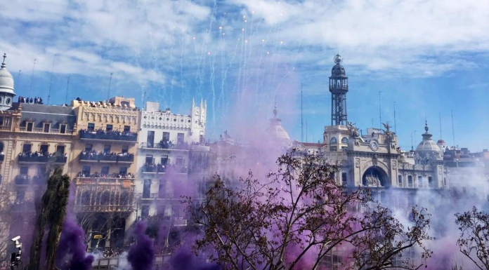 El cielo de Valencia se teñirá hoy de morado con una mascletà especial El cielo de Valencia se teñirá hoy de morado con una mascletà especial
