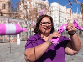 Así es Reyes Martí, la primera mujer que disparó una mascletà en la Plaza del Ayuntamiento