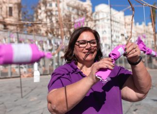 Así es Reyes Martí, la primera mujer que disparó una mascletà en la Plaza del Ayuntamiento
