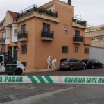 Un hombre intenta asesinar a su expareja con seis cuchilladas en plena calle