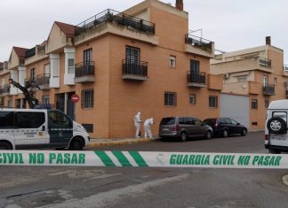 Un hombre intenta asesinar a su expareja con seis cuchilladas en plena calle