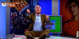 Julio Insa encima de la mesa