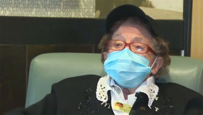 una empleada de Macdonals con 100 años
