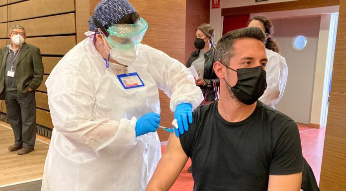 Sanitat resol el dubte: Què fer si et citen per a vacunar-te en plenes vacances? el pasaporte Covid 19