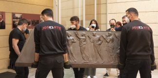 Operarios trasladan el sarcófago de Blasco Ibáñez desde el Museo de Bellas Artes.