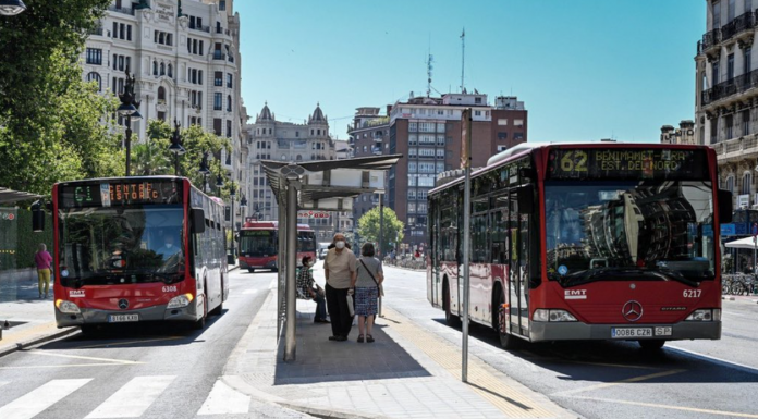 Un joven amenaza con poner una bomba en un autobús de la EMT de Valencia Dos autobuses de la EMT