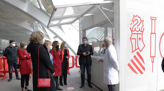 Ximo Puig anuncia la data de vacunació dels valencians entre 40 i 50 anys Ximo Puig visita el centro de vacunación masiva de la Ciudad de las Artes.