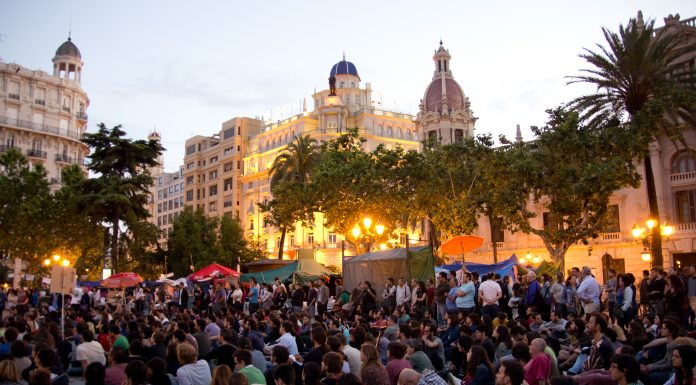 15-M | Deu anys del moviment social que va canviar la política de tot un país 15-M | Diez años del movimiento histórico que cambió la política de todo un país