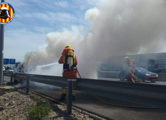 Un accidente deja un coche ardiendo en plena Pista de Ademuz