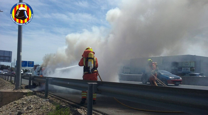 Un accidente deja un coche ardiendo en plena Pista de Ademuz Un accidente deja un coche ardiendo en plena Pista de Ademuz