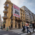 Tras las puertas del edificio okupa de Valencia: cinco familias sin cocina ni luz pero con vistas a la calle Colón