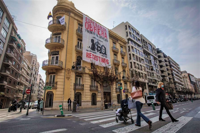 Tras las puertas del edificio okupa de Valencia: cinco familias sin cocina ni luz pero con vistas a la calle Colón