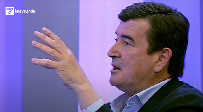 Fernango Giner: «Ribó quiere politizar la Plaza del Ayuntamiento» Fernango Giner: Ribó quiere politizar la Plaza del Ayuntamiento