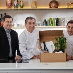 Los hermanos Roca con la cesta de diciembre de Gastronomía Sostenible. / BBVA