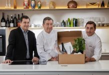 Los hermanos Roca con la cesta de diciembre de Gastronomía Sostenible. / BBVA