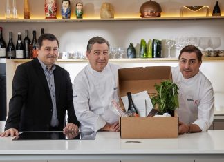 Los hermanos Roca con la cesta de diciembre de Gastronomía Sostenible. / BBVA