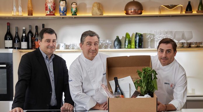Los hermanos Roca: «La Comunitat vive su mejor momento gastronómico» Los hermanos Roca con la cesta de diciembre de Gastronomía Sostenible. / BBVA