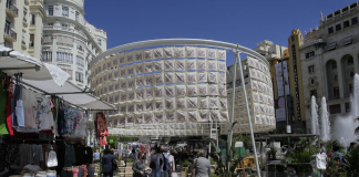La Plaza del Ayuntamiento se convierte en un mercadillo gigante