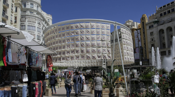 La Plaça de l’Ajuntament es converteix en un mercat ambulant gegant La Plaza del Ayuntamiento se convierte en un mercadillo gigante