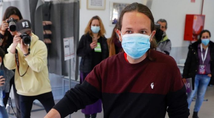 Sahuquillo: «La marcha de Pablo Iglesias beneficiará al partido» Pablo Iglesias deposita su voto de las elecciones a la Asamblea de Madrid. / EFE