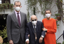 Los Reyes junto a Francisco Brines en la entrega del Premio Cervantes. / CASA REAL