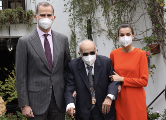 Los Reyes junto a Francisco Brines en la entrega del Premio Cervantes. / CASA REAL