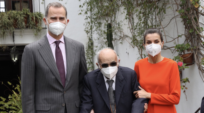 Los reyes entregan el Premio Cervantes a Brines en su casa de Oliva Los Reyes junto a Francisco Brines en la entrega del Premio Cervantes. / CASA REAL