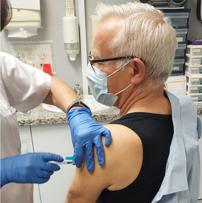 Vacunan a Joan Ribó horas después de reclamar su dosis