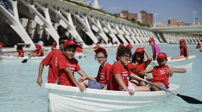 Un campamento de verano sumergirá a los niños en el misterioso mundo de los tiburones Oceanogràfic presenta una escuela de verano basada en ciencia y medioambiente