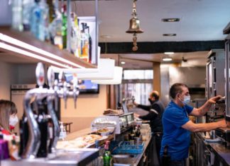 La hostelería valenciana pide abrir hasta media noche y aumentar aforos