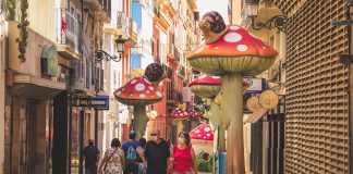 La calle de las setas, una vía de fantasías con sello valenciano