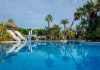 Un hombre amenaza con una navaja a un socorrista y un bañista en una piscina de Valencia