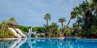 Un hombre amenaza con una navaja a un socorrista y un bañista en una piscina de Valencia
