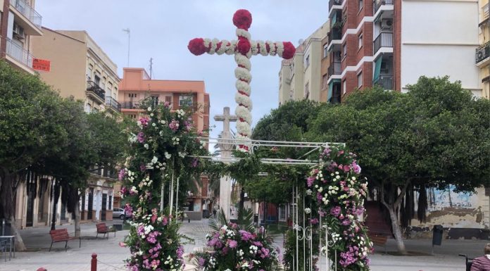 Las Cruces de Mayo se plantan en las calles de Valencia Las Cruces de Mayo se plantan en las calles de Valencia