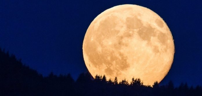 Una luna de sangre y una superluna de flores iluminarán Valencia