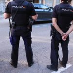 La Policía salva a un hombre de desangrarse en plena calle de Valencia