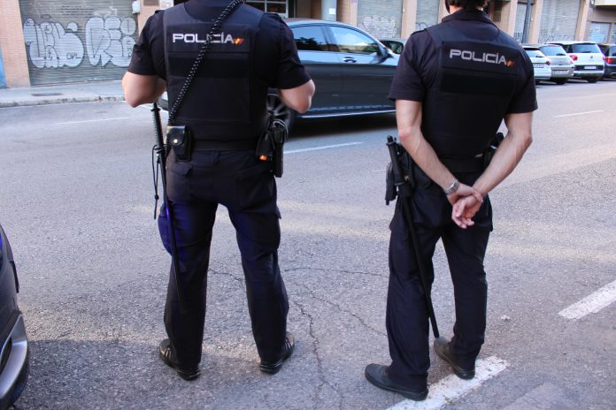La Policía salva a un hombre de desangrarse en plena calle de Valencia